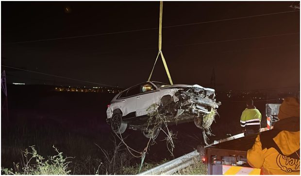 Un BMW de 150.000 de euro, condus câteva minute, a ajuns un morman de fiare. Șoferul doar îl luase de la reprezentanță