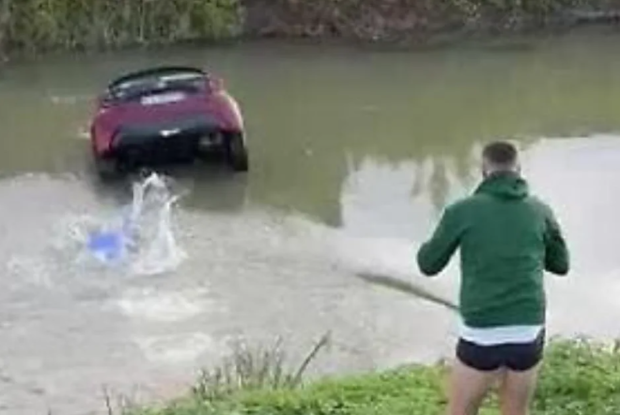 Un tânăr a sărit într-un canal ca să salveze un bătrân și a aflat că este fostul său șef, în Italia