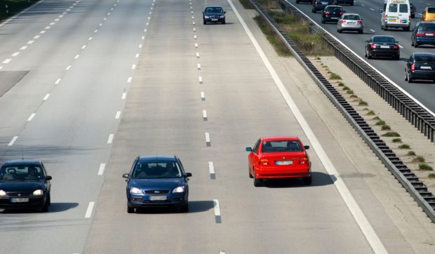 Un șofer de 94 de ani a condus pe contrasens pe două autostrăzi și s-a izbit de mașina poliției care încerca să-l oprească