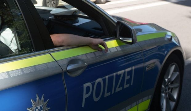 Un român foarte beat a vrut să-și împingă mașina care mergea, după ce a provocat un accident în Austria