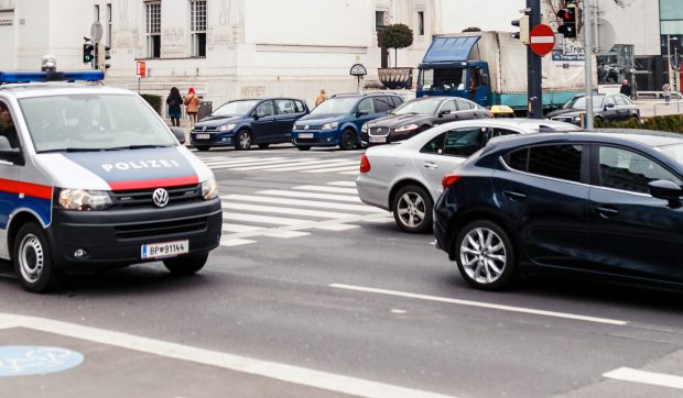 Un român beat și fără permis a crezut că scapă de polițiști și s-a ascuns pe bancheta din spate când a fost oprit, în Austria