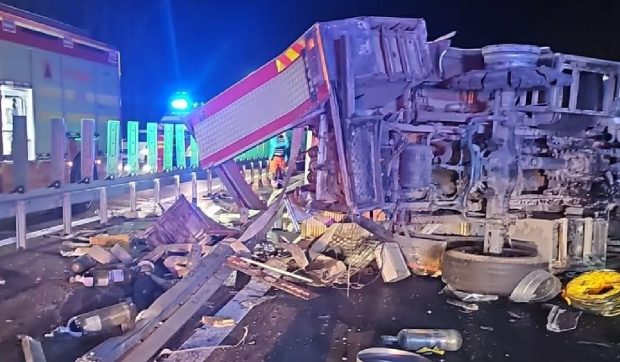 O mașină de pompieri în misiune s-a răsturnat pe Drumul Expres Craiova-Pitești. Cinci militari au fost răniți în accident