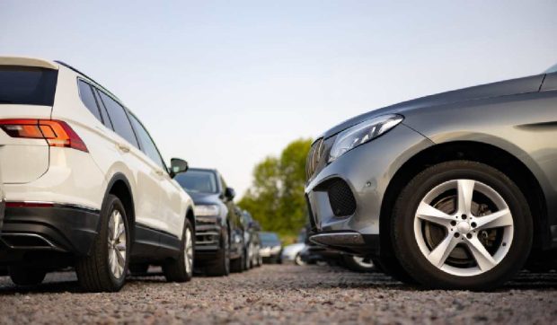 Kilometrajele sunt trucate în România chiar și la mașinile vechi de doi ani:  sunt „întinerite” în medie cu 35.000 km