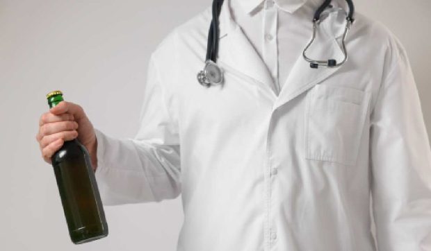 Un medic britanic este acuzat că a „lins berea de pe decolteul colegei sale” și a fost suspendat un an din funcție