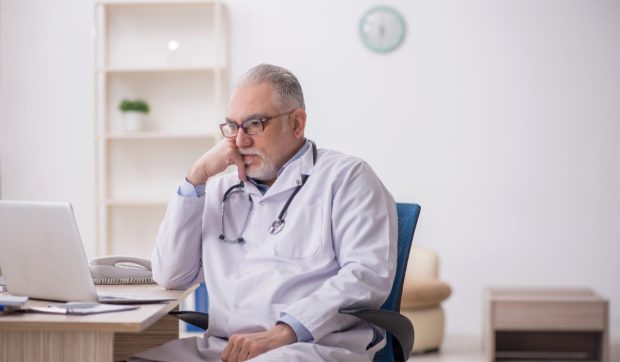 Medicii și profesorii vor primi doar 15% pensie, dacă o cumulează cu salariul și continuă să muncească în sistemul bugetar