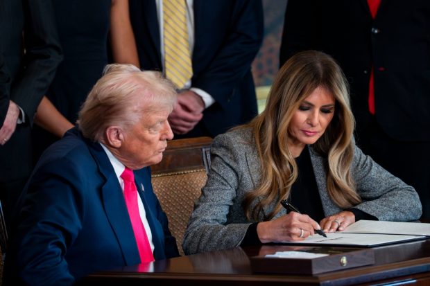 Melania Trump a semnat un ordin executiv alături de Donald Trump