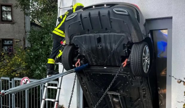 Un Mercedes s-a izbit de un lift pentru mașini și a rămas blocat vertical, în Germania: „Așa ceva probabil vezi o singură dată în viață”