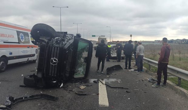 Mercedes G Class, răsturnat de un Ford Mondeo, pe A3, la intrarea în Voluntari: șoferul din Ford staționa pe autostradă