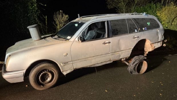 Un tânăr de 17 ani prins la volanul unui Mercedes construit manual, fără stopuri, fără  oglinzi și în pană: „Șofer fără permis, mașină neînmatriculată”