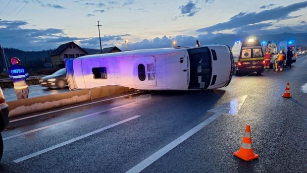 Un microbuz plin cu 11 oameni s-a răsturnat pe șosea la Veștem, în Sibiu. A fost activat Planul Roșu de Intervenție pentru accident