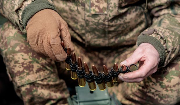 Unul din cinci muncitori ruși lucrează în industria de armament. Moscova produce mai mult decât consumă pe front