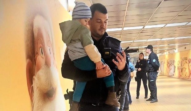 Poliția Română a publicat poza unui agent cu un băiețel de 3 ani în brațe, în pasajul Unirii: „Un trecător ne-a trimis această fotografie”