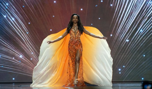 Miss Jamaica a căzut de pe scenă și a fost dusă pe targă la spital în timpul concursului Miss Universe