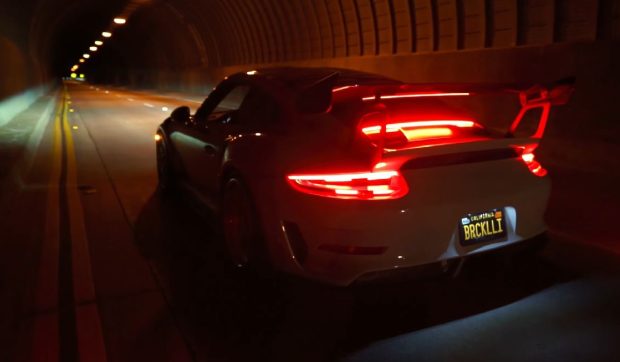 Ce face un Porsche când intră într-un tunel? Inginerii germani au creat o funcție exclusiv pentru bucuria șoferului