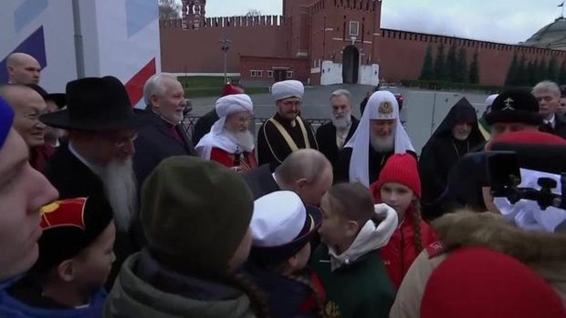 Moment stânjenitor pentru Vladimir Putin: o fetiță de 11 ani îi ține o predică publică despre unchiul ei rănit