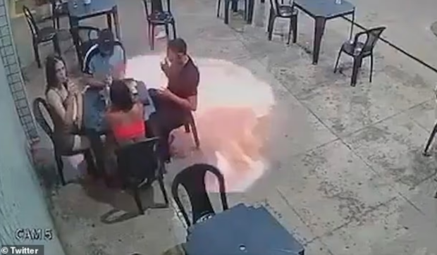 Momentul în care o țigară aprinsă a fost la un pas să provoace o explozie la o benzinărie din Brazilia