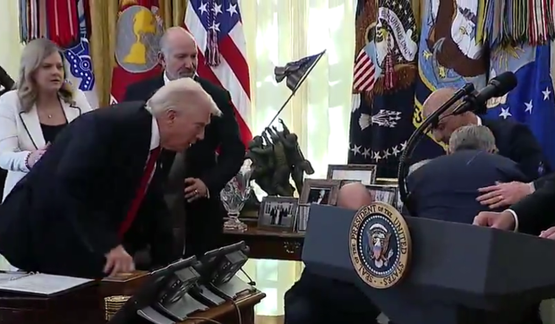 Momentul în care directorul unei companii farmaceutice a leșinat în Biroul Oval, în timpul unei conferințe a lui Donald Trump
