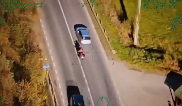 Un motociclist filmat din elicopter a rămas fără permis 780 de zile și a luat o amendă de 16.000 de lei pentru 13 greșeli flagrante