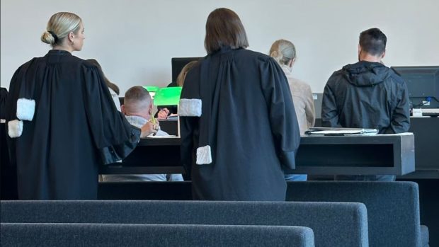 Muncitor român, bătut și călcat în picioare de colegii supărați că nu face curat în casa în care locuiau, în Belgia