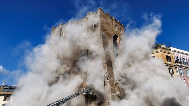 A murit românul blocat sub dărâmăturile turnului medieval Torre dei Conti din Roma. A fost scos după 11 ore, dar inima lui s-a oprit în ambulanță