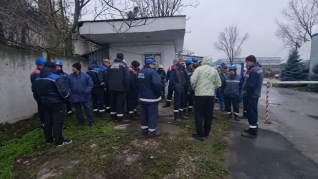 Muncitorii de la Navrom Galaţi, grevă de avertisment cu mesaj țintit către patronat: „Hoţii, hoţii!”