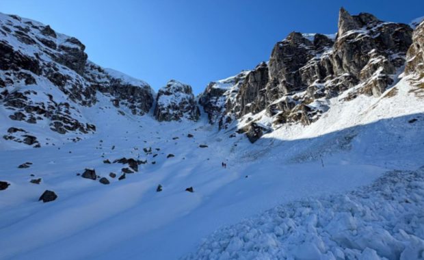 Turiștii avertizați să evite altitudinile peste 1.800 m în Brașov: risc de avalanșă și vreme instabilă, avertizează Salvamont