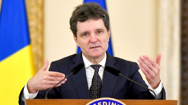 Nicușor Dan o critică pe Oana Gheorghiu pentru comparația pensiilor magistraților cu Caritas, dar îi ia apărarea în fața CSM