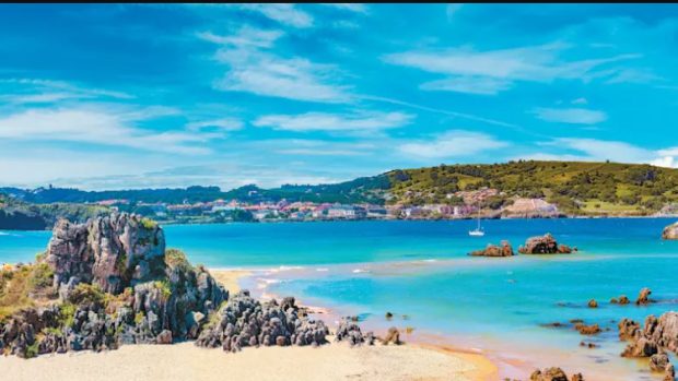 Cel mai frumos sat de Crăciun din Europa în 2025 este situat la mare: „Plajă, nu zăpadă!”. Cea mai frumoasă capitală și cel mai frumos oraș de Crăciun