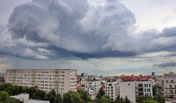 Vremea se răcește, ploi de până la 80 l/mp și ninsori. Avertizare meteo generală de la ANM