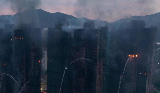 Trei bărbați au fost arestați după incendiul din blocurile turn din Hong Kong. Focul s-a răspândit într-un mod „neobișnuit”