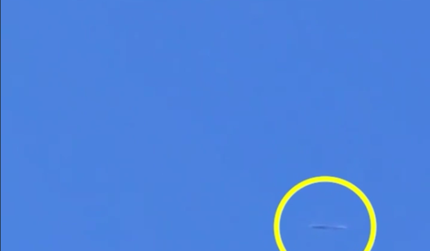 OZN „în formă de disc”, filmat în timp ce plana pe sub un avion