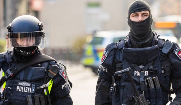 O fetiță surdă de 12 ani a fost împușcată de poliție în Germania fiindcă a alergat spre agenți cu două cuțite