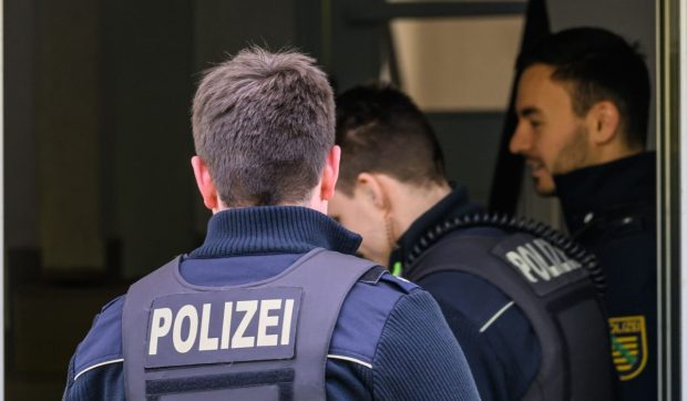 Un român a fost arestat în Germania după ce a desenat, cu propriul sânge, svastici pe aproape 50 de mașini