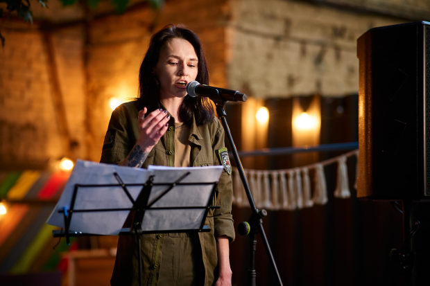 Olena Herasymiuk, poetă și fost paramedic militar în Donbas: „Putin trebuie judecat în viață, nu să scape prin moarte, așa cum au făcut Hitler și Stalin”