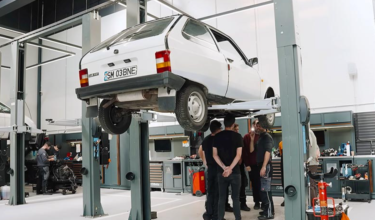 Un Oltcit i-a dat pe spate pe mecanicii unui service din România: „Merge frumos de tot, chiar nu mă așteptam!”