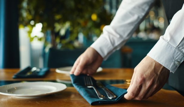Povestea tânărului care la 15 ani a lucrat ca ospătar într-un restaurant, iar 22 de ani mai târziu a cumpărat întreaga afacere