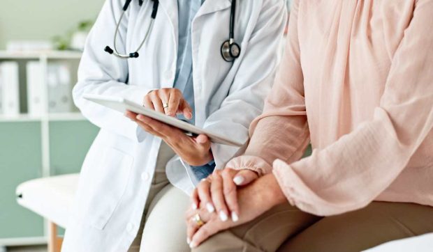 O femeie a mers la doctor în Spania și a aflat că este declarată moartă în sistemul medical, deși este vie