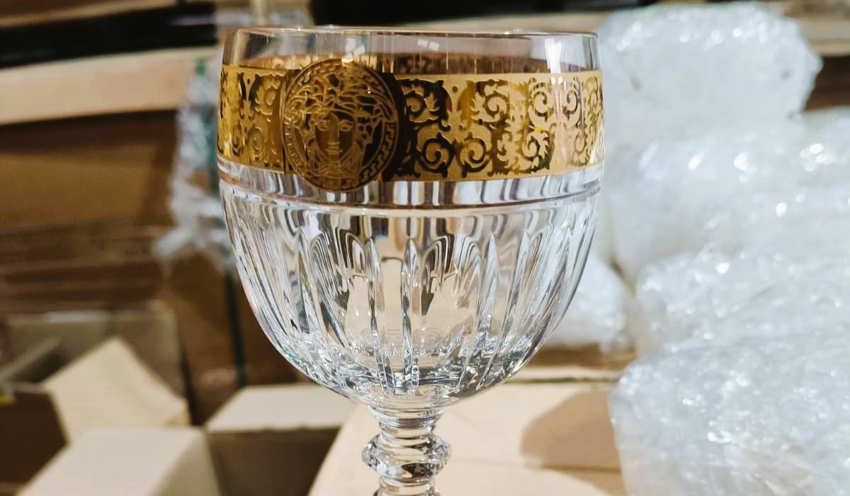 Pahare și cești de porțelan, plus linguri Versace, confiscate la Constanța. Cât costau? Pahare și cești de porțelan, plus linguri Versace, confiscate la Constanța. Cât costau?