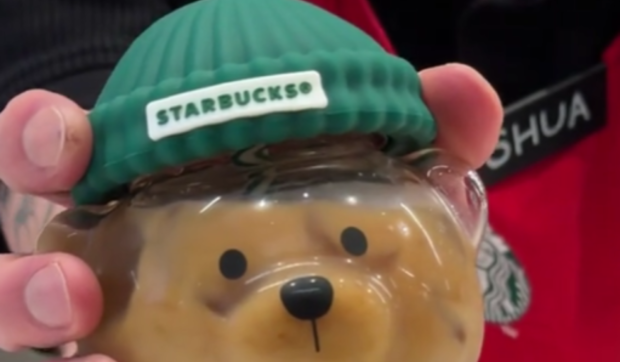 Paharul Bearista în formă de urs, lansat de Starbucks în ediție limitată, se vinde extrem de repede și a devenit viral