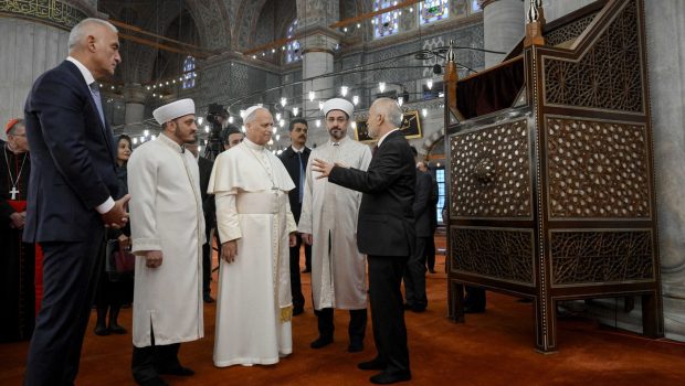 Papa Leon al XIV-lea s-a descălțat și a vizitat Moscheea Albastră din Istanbul, după care s-a întâlnit cu Bartolomeu I al Constantinopolului