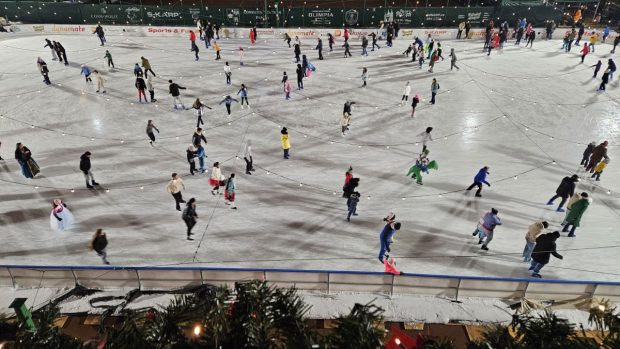 Patinoarul Olimpia Brașov se deschide pe 5 decembrie, cu acces gratuit la inaugurare. Care sunt tarifele pentru restul anului