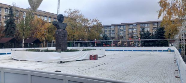 Patinoarul cu obstacole de la Ploiești, cu statuia lui Nichita Stănescu și cu tufișuri în mijloc: „Arbitrează marele poet”