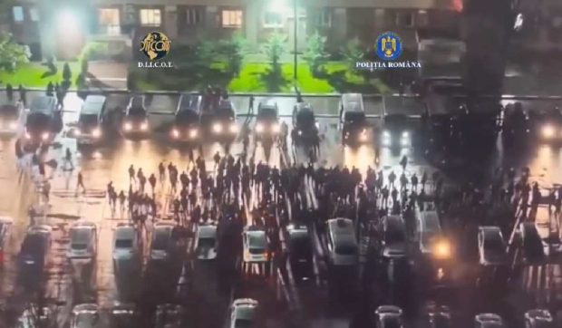 Operațiunea „Calul Troian”, la Constanța: 15 persoane reținute, arme, droguri, bijuterii, sute de mii de euro și 15 mașini de lux confiscate