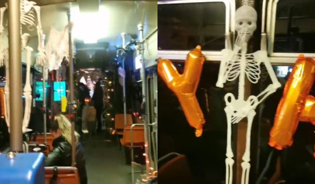 Petrecere de Halloween într-un tramvai pentru turiști, la Iași: oamenii pot savura o cafea, bomboane sau plăcintă cu dovleac în timp ce fac turul orașului