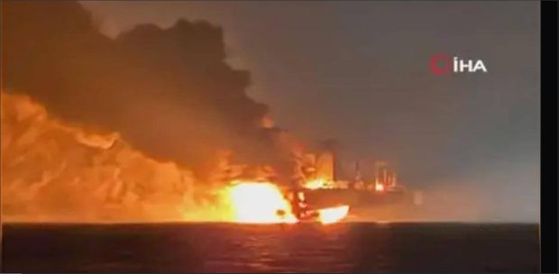 Două petroliere rusești au luat foc în Marea Neagră. Unul dintre ele nu mai poate fi salvat