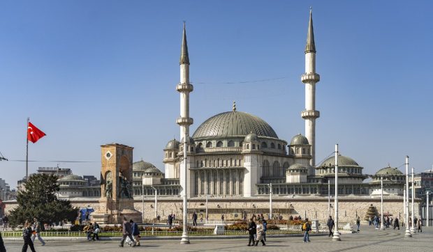 Doi români au fost răniți ușor într-un atac cu pistolul în Piața Taksim din Istanbul