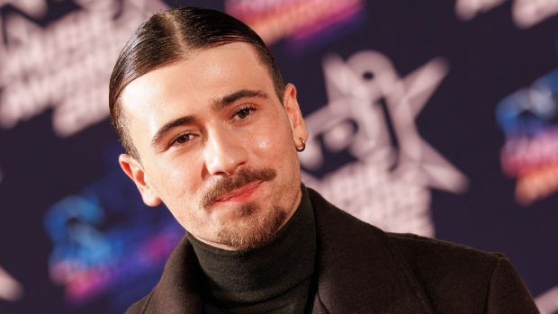 O femeie de șaptezeci de ani este convinsă că are o relație cu „falsul Brad Pitt”: „Locuiește în frig, dar continuă să-i trimită tot ce are”