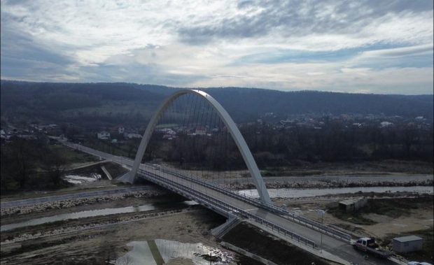 Podul cu cel mai înalt arc din România a fost inaugurat, în Argeș: are 36 de metri înălțime