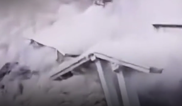 Imagini virale cu un pod care s-a prăbuşit parţial în China. Fusese inaugurat recent într-o zonă turistică