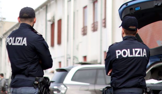 Români lăsați pe jos după ce microbuzul cu care călătoreau a fost tras pe dreapta în Italia. Ce au descoperit polițiștii